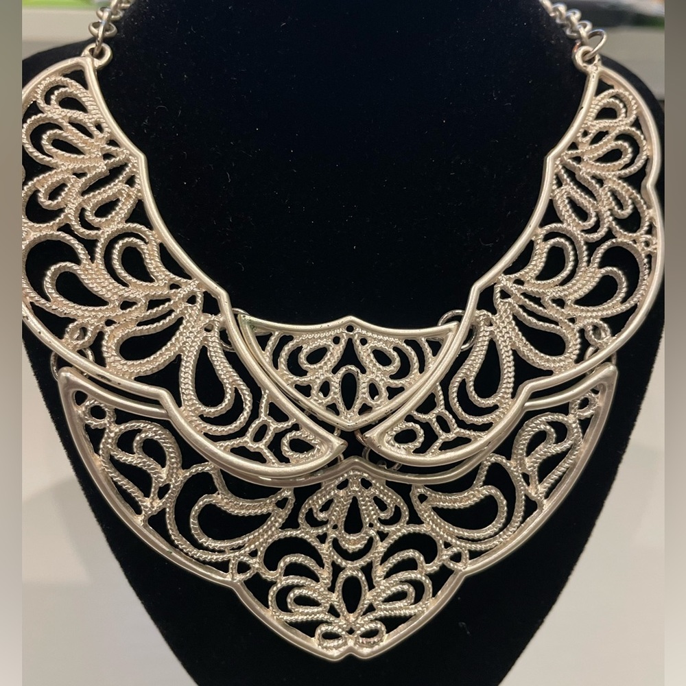 Vintage Silver Tone Choker Necklace Swirl Scrollwork Large Pendant Stunning - Picture 1 of 6